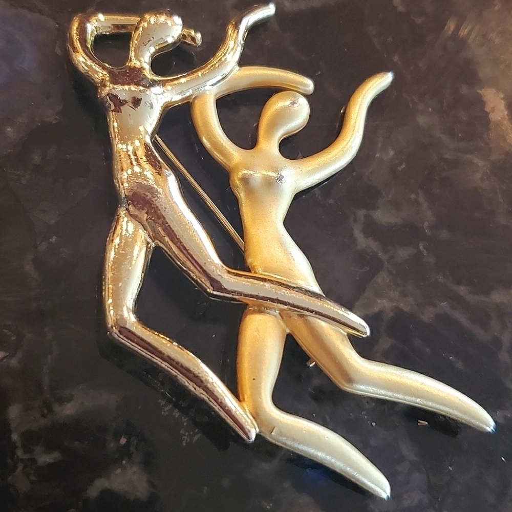 Jumping People Vintage Brooch. 🌴